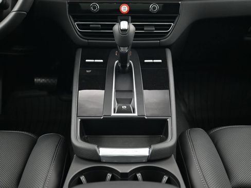 Used 2026 Porsche Macan AWD/4WD image 10