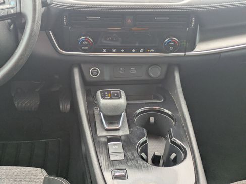 Used 2023 Nissan Rogue SV image 18