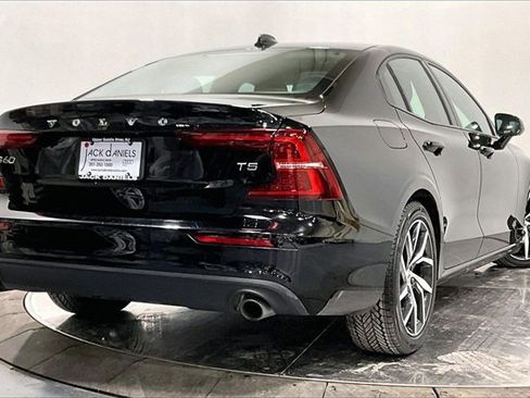 Used 2019 Volvo S60 T5 Momentum w/ Premium Package image 2