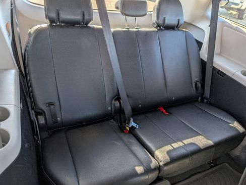 Used 2020 Toyota Sienna SE w/ Nightshade Edition FWD image 6