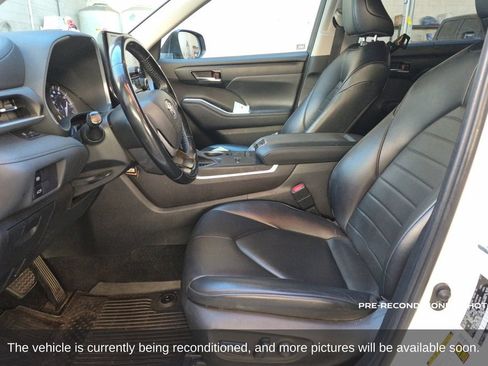 Used 2022 Toyota Highlander XLE FWD image 11