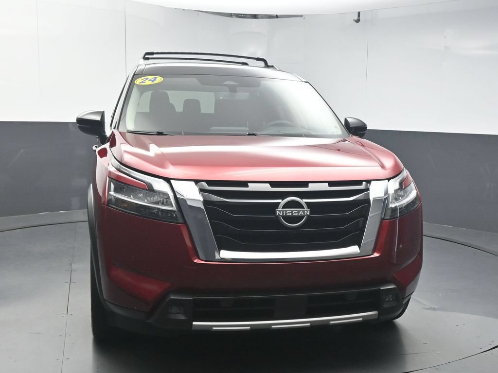 Used 2024 Nissan Pathfinder Platinum FWD image 3