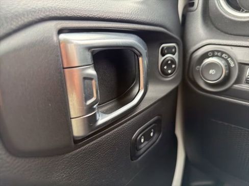 Used 2018 Jeep Wrangler Unlimited Sahara AWD/4WD image 21