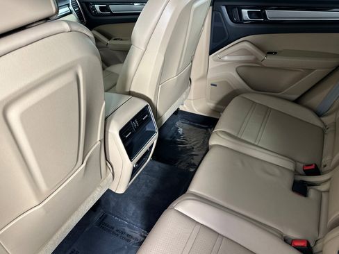 Used 2022 Porsche Cayenne Platinum Edition AWD/4WD image 11