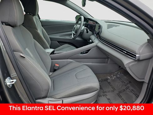 Used 2025 Hyundai Elantra SEL w/ Cargo Package FWD image 17