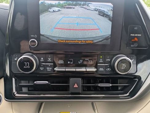 Used 2024 Toyota Highlander XLE AWD/4WD image 27