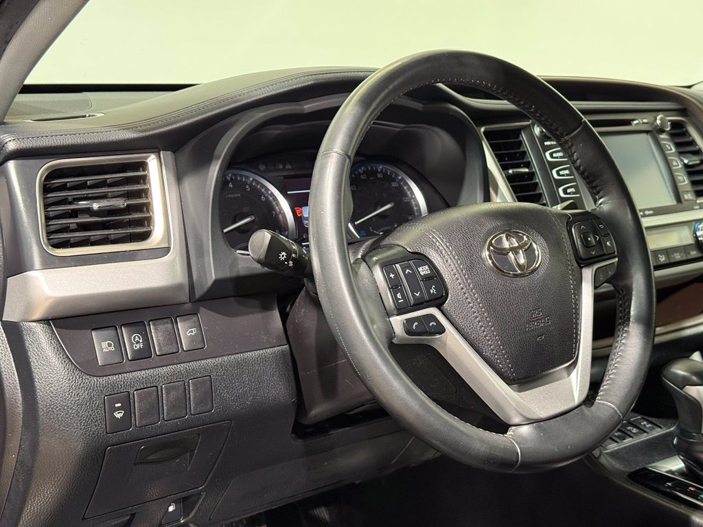 Used 2019 Toyota Highlander XLE AWD/4WD image 17