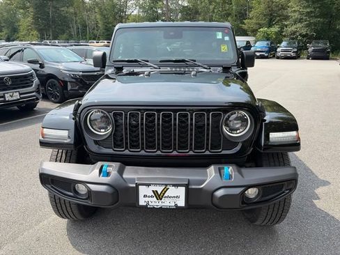 Used 2024 Jeep Wrangler Unlimited w/ Convenience Group AWD/4WD image 9