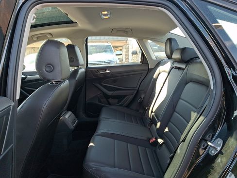 Used 2021 Volkswagen Jetta SE w/ SE Cold Weather Package image 10