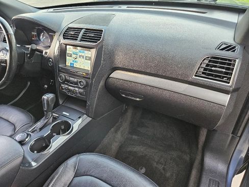 Used 2018 Ford Explorer XLT w/ Equipment Group 202A AWD/4WD image 15