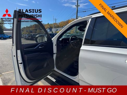 Used 2023 Cadillac Escalade ESV Sport Platinum w/ LPO, ONYX Package image 7