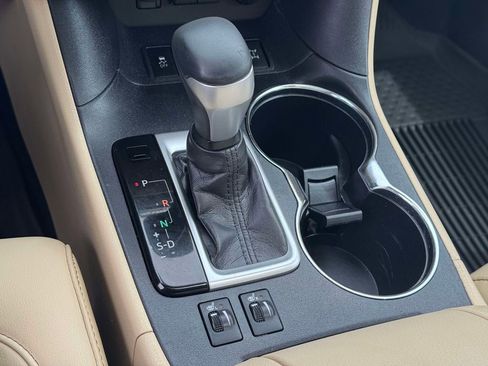Used 2019 Toyota Highlander XLE AWD/4WD image 28