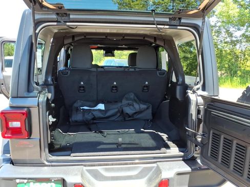 Used 2025 Jeep Wrangler Unlimited Rubicon AWD/4WD image 14