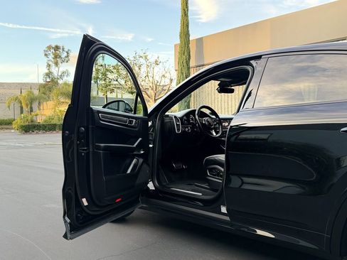 Used 2023 Porsche Cayenne Turbo S image 36