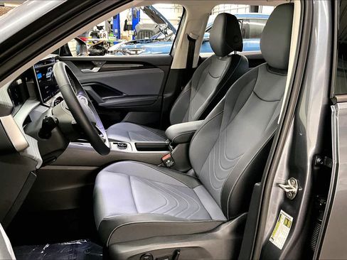 Used 2025 Volkswagen Tiguan SE image 26