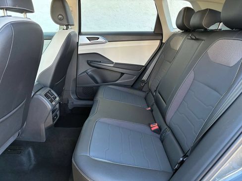 Used 2025 Volkswagen Taos SE FWD image 27