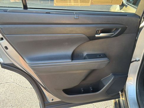 Used 2023 Toyota Highlander XSE FWD image 18