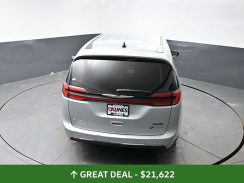 Used 2023 Chrysler Pacifica Touring-L FWD image 23