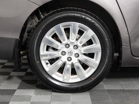 Used 2013 Toyota Sienna XLE image 37