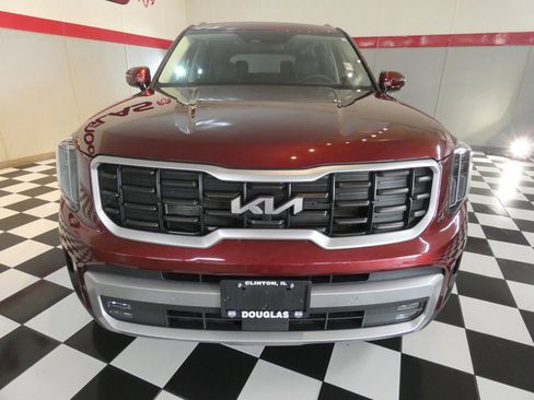 Used 2023 Kia Telluride AWD image 2