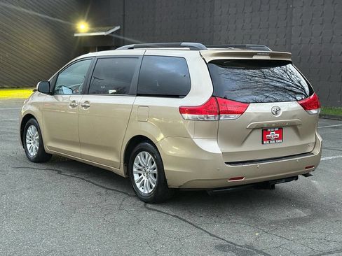 Used 2014 Toyota Sienna XLE image 8