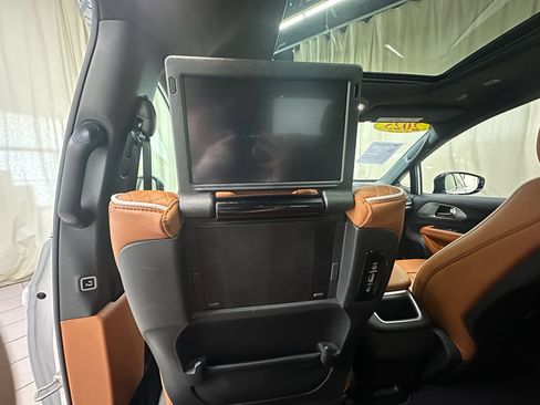 Used 2025 Chrysler Pacifica Pinnacle FWD image 23