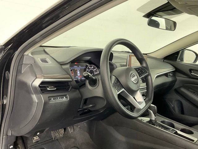 Used 2025 Nissan Altima 2.5 SV FWD image 14