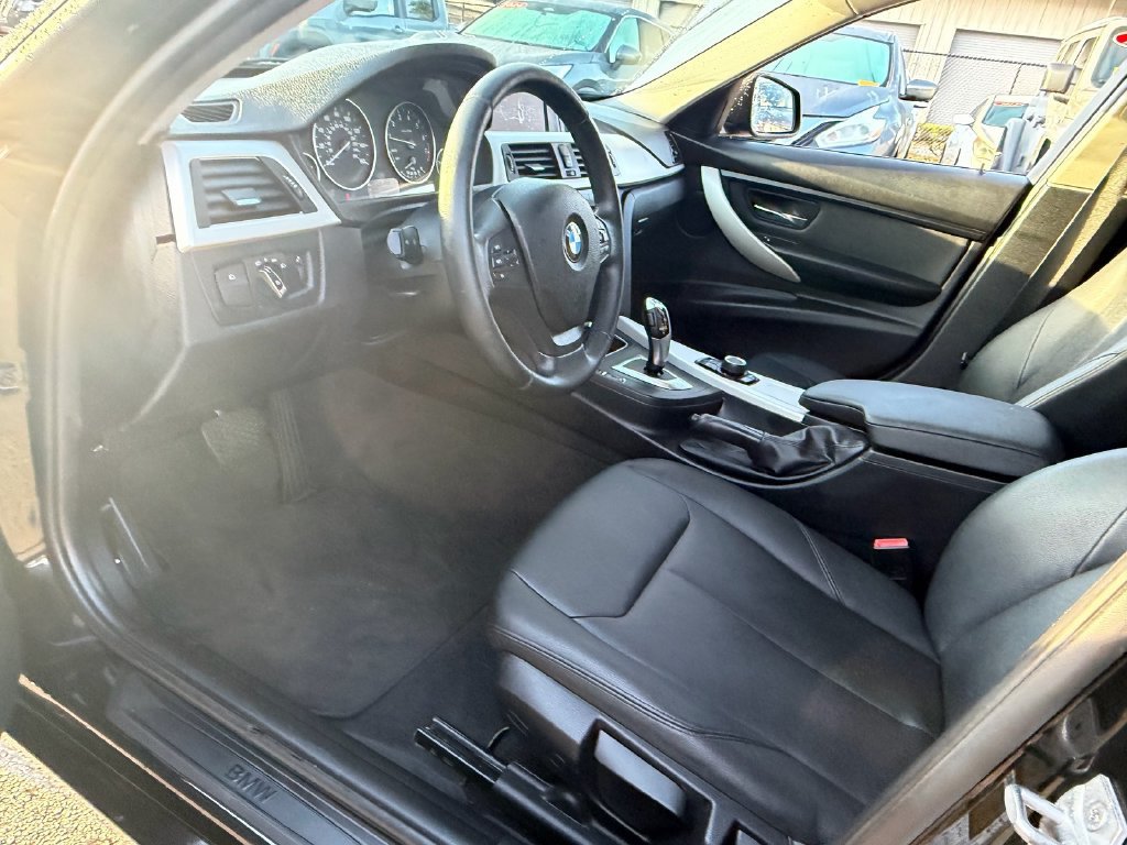 Used 2018 BMW 320i Sedan RWD image 11