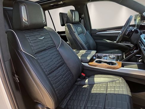 Used 2025 Cadillac Escalade Sport Platinum w/ LPO, ONYX Package AWD/4WD image 8