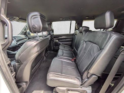 Used 2024 Jeep Wagoneer L Series II RWD image 9
