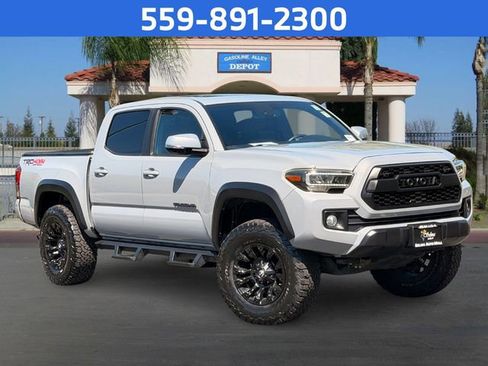 Used 2019 Toyota Tacoma TRD Off-Road AWD/4WD image 1
