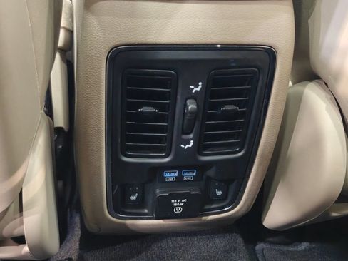 Used 2014 Jeep Grand Cherokee Limited w/ Luxury Group II AWD/4WD image 28