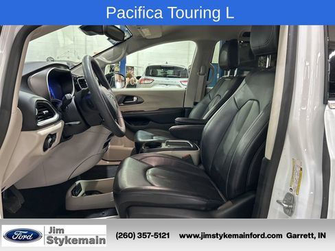 Used 2024 Chrysler Pacifica Touring-L FWD image 17