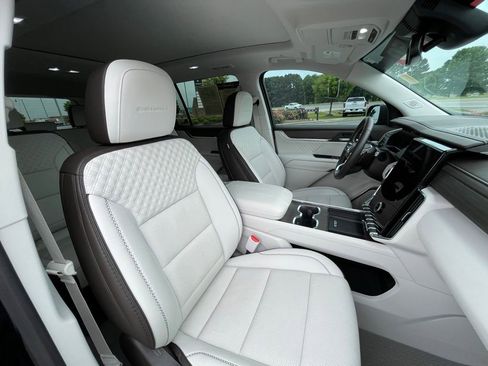 Used 2024 GMC Acadia Denali FWD image 31