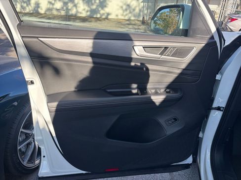 Used 2025 Volkswagen Atlas Cross Sport SE image 20