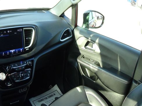 Certified 2025 Chrysler Pacifica Select FWD image 15