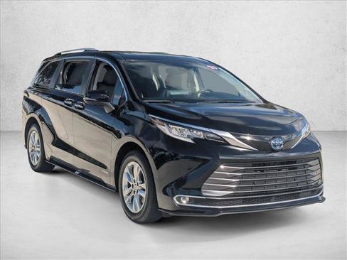 Certified 2021 Toyota Sienna Limited image 3