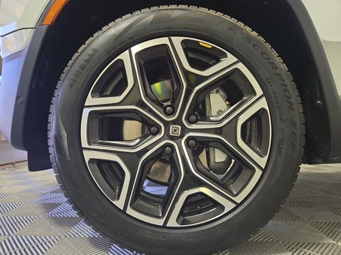 Used 2025 Rivian R1S Adventure AWD/4WD image 9
