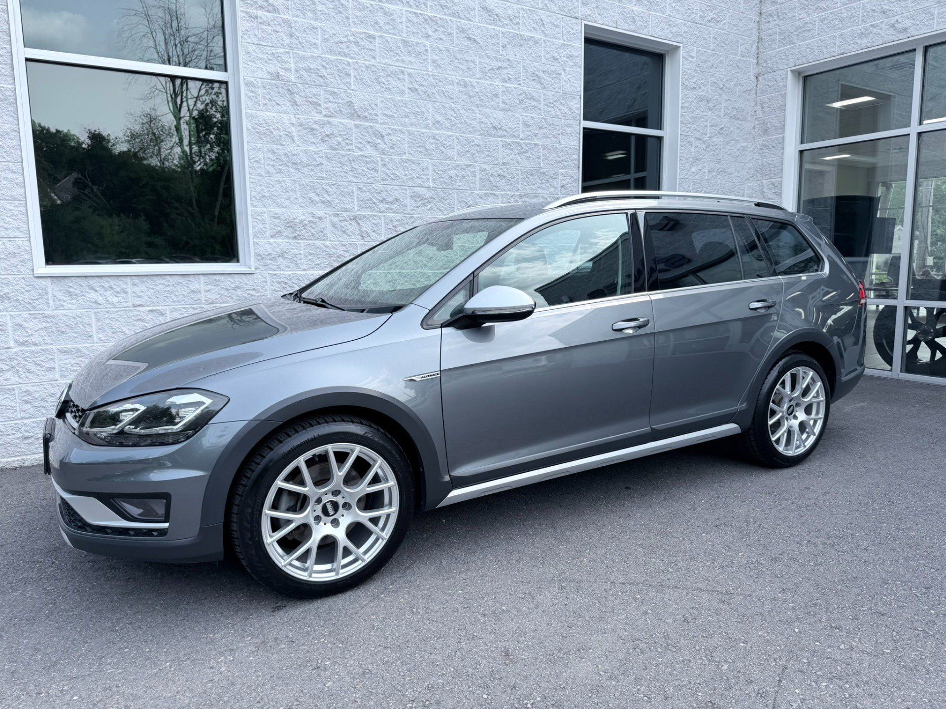 Used 2018 Volkswagen Golf Alltrack S AWD/4WD image 1