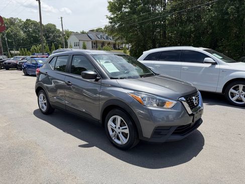 Used 2020 Nissan Kicks S FWD image 2