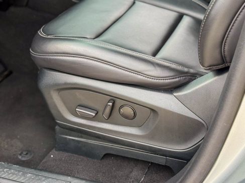 Used 2024 Ford Explorer XLT w/ Equipment Group 202A RWD image 23
