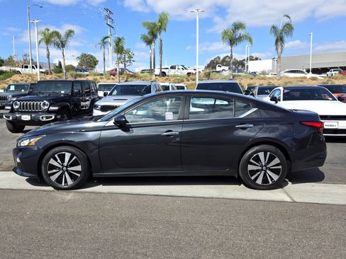 Used 2022 Nissan Altima 2.5 SV image 2