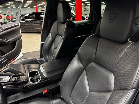 Used 2018 Porsche Cayenne image 33