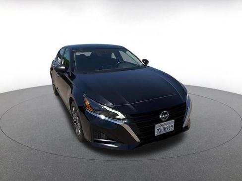 Used 2025 Nissan Altima 2.5 SV FWD image 3