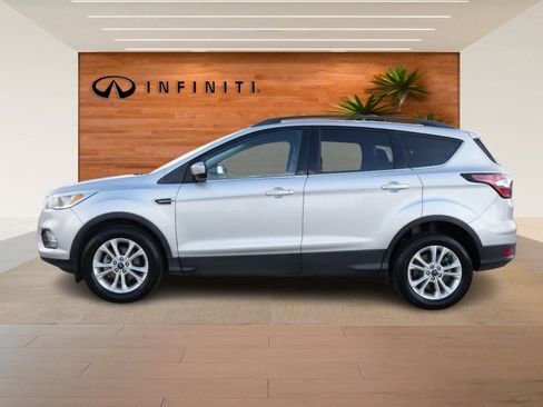 Used 2018 Ford Escape SE w/ Ford Safe & Smart Package image 4
