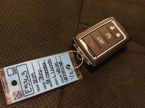 New 2025 Jeep Grand Cherokee L Altitude image 32