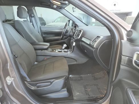 Used 2021 Jeep Grand Cherokee Laredo AWD/4WD image 27
