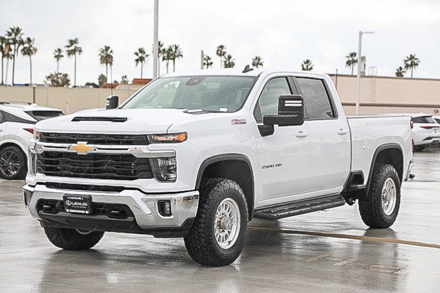 Used 2024 Chevrolet Silverado 2500 LT w/ Convenience Package AWD/4WD image 3