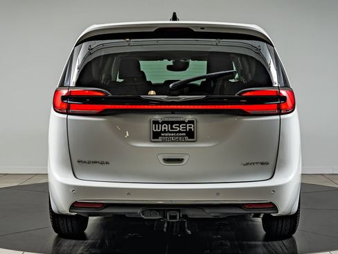 Used 2024 Chrysler Pacifica Limited w/ Trailer Tow Group FWD image 6