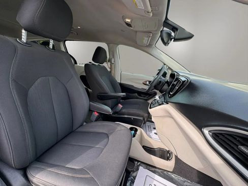 Used 2017 Chrysler Pacifica Touring FWD image 18